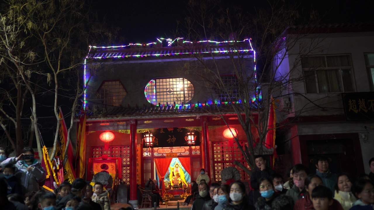 夜晚庙会庆典