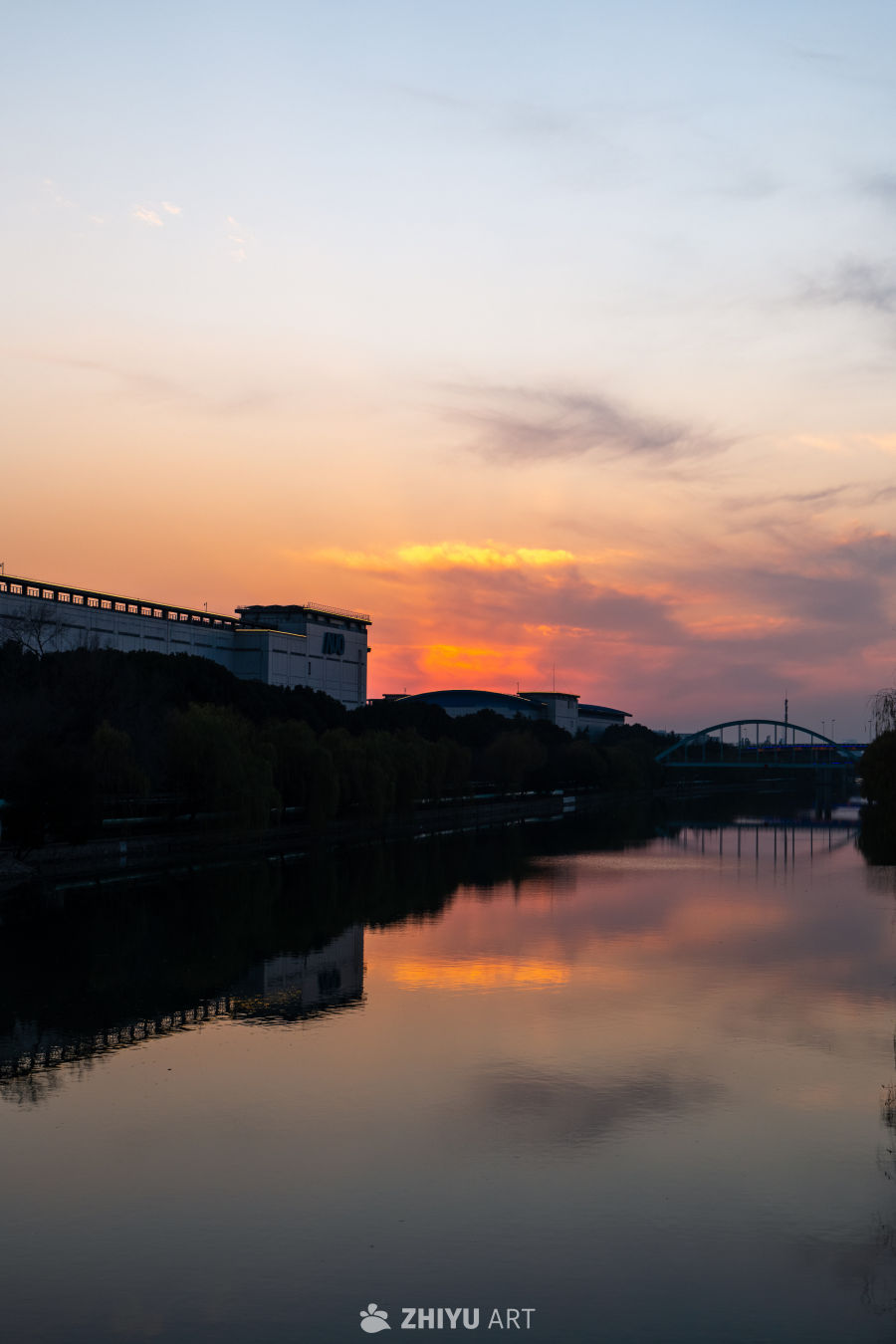 都市河畔夕阳美景