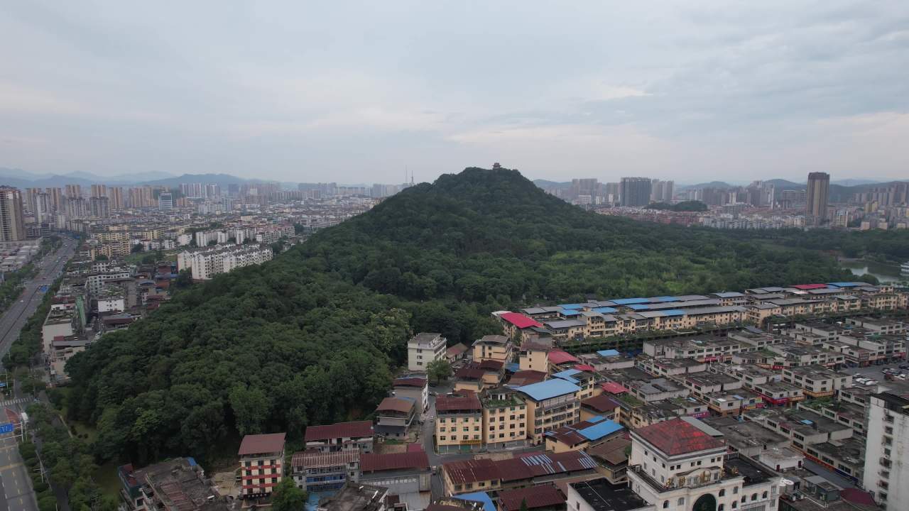 城市山丘的静谧之美