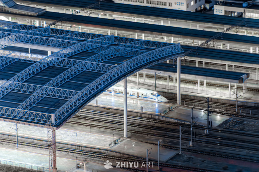 夜幕下的高铁站