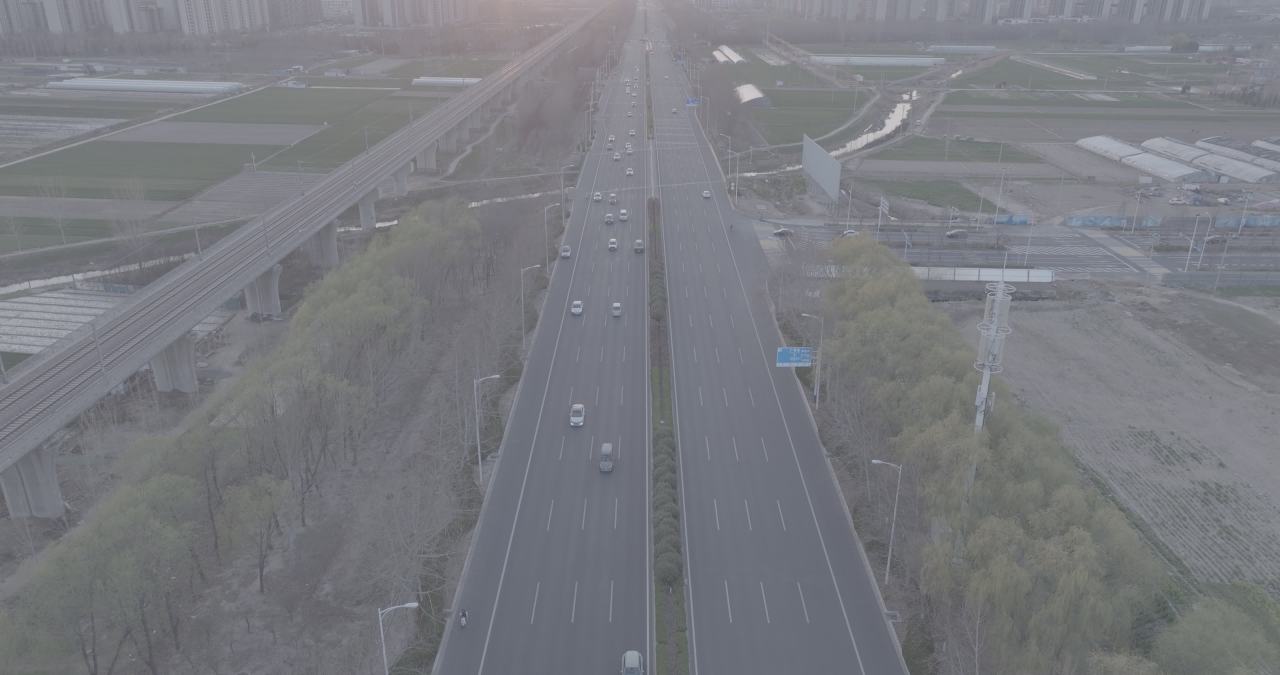 城市边缘的清晨公路