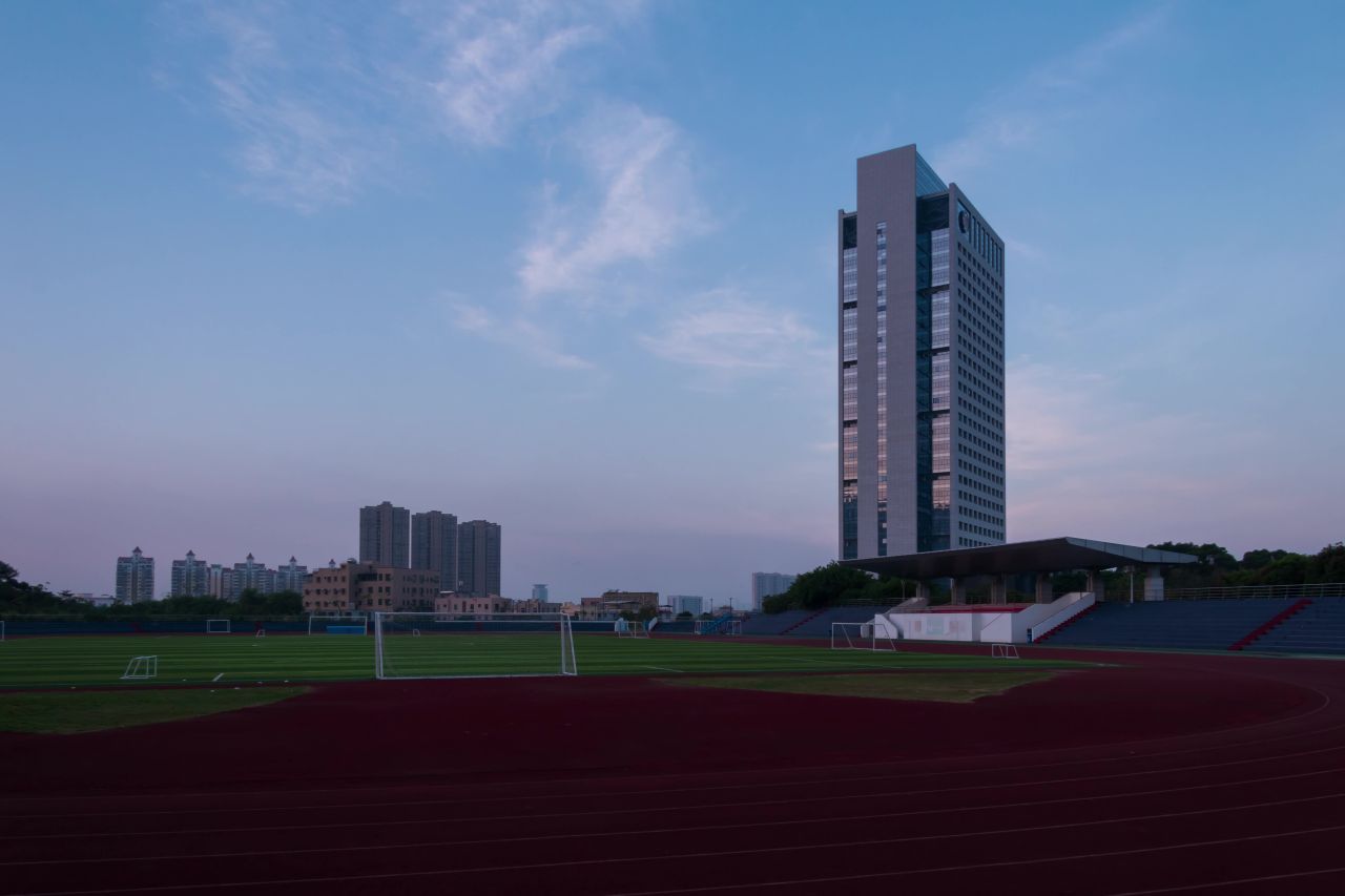 校园大楼体育场日出曙光延时