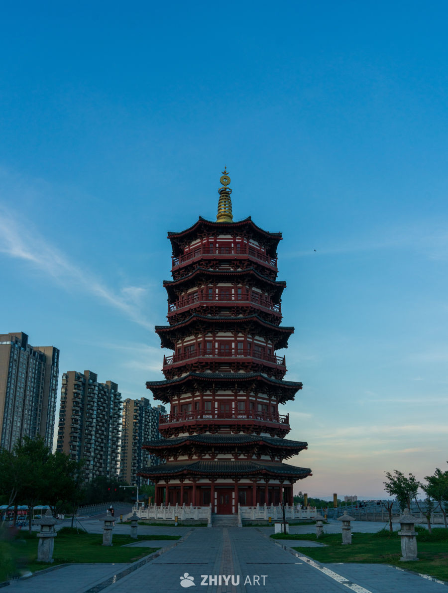 红塔映蓝天：历史与现代的对话