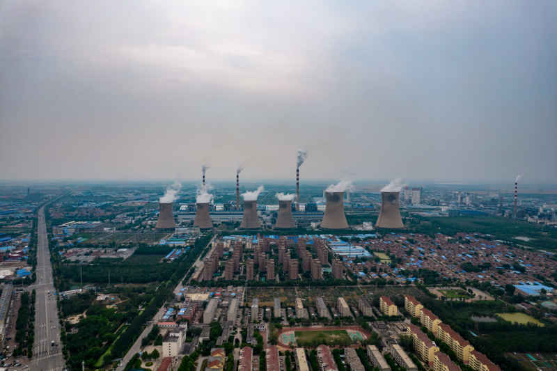 城市工业生产工厂烟冲炊烟环境污染航拍摄影图
