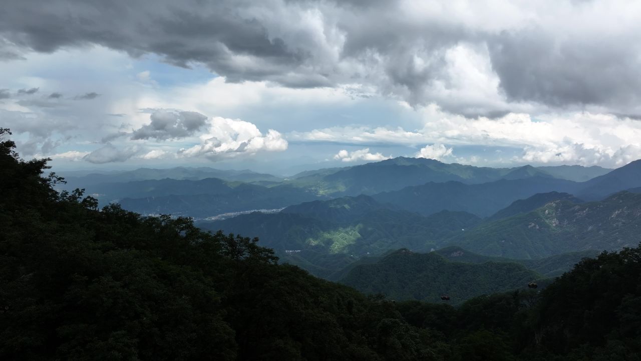 老君山4K航拍云雾山之中 5