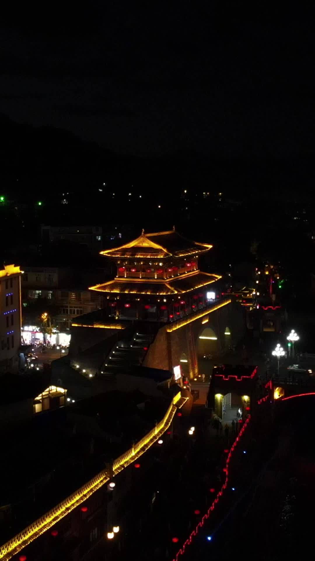 夜色中的古街