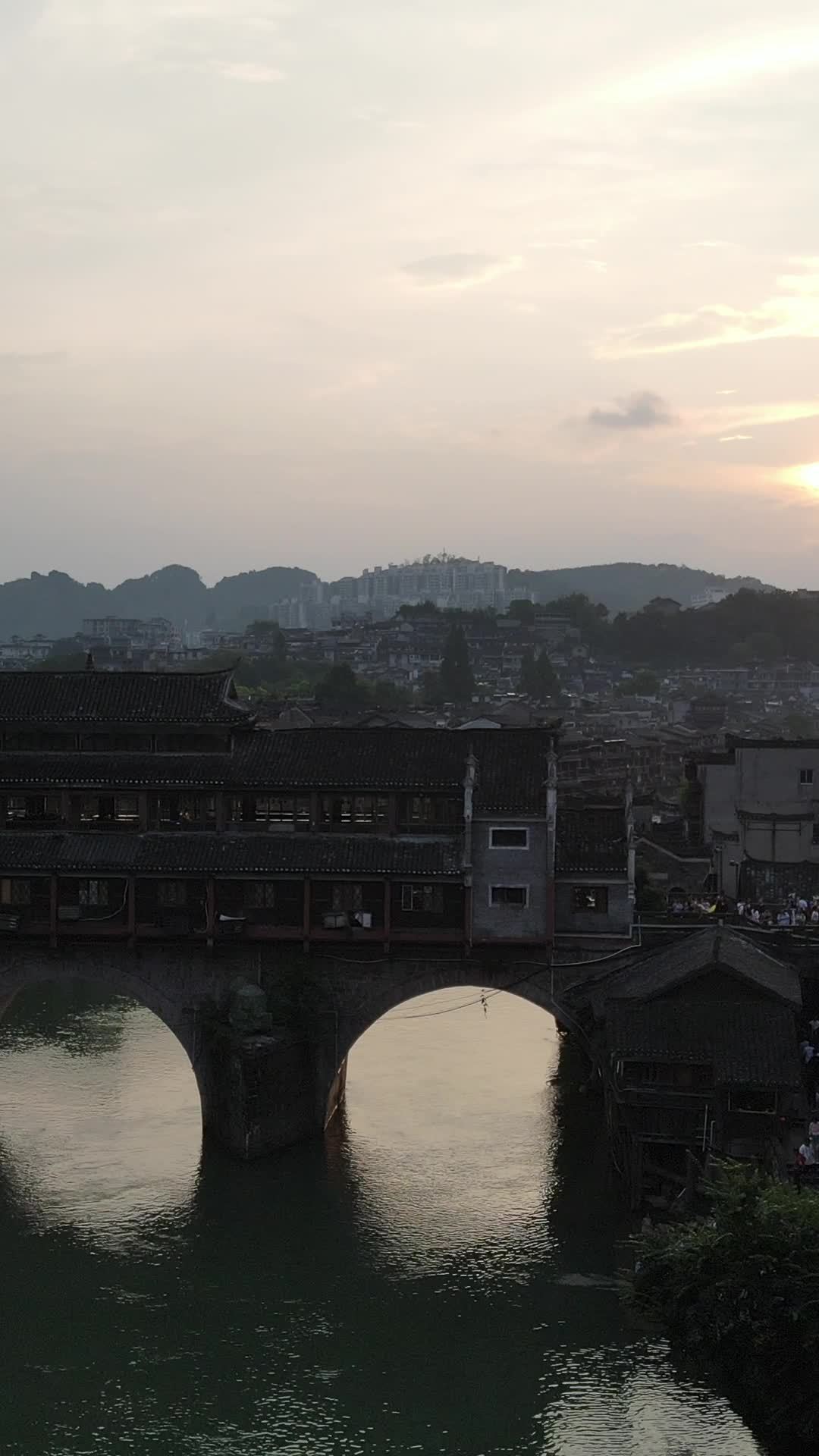 古桥夕照下的宁静古镇