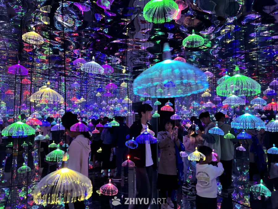 五彩斑斓的灯光雨伞展