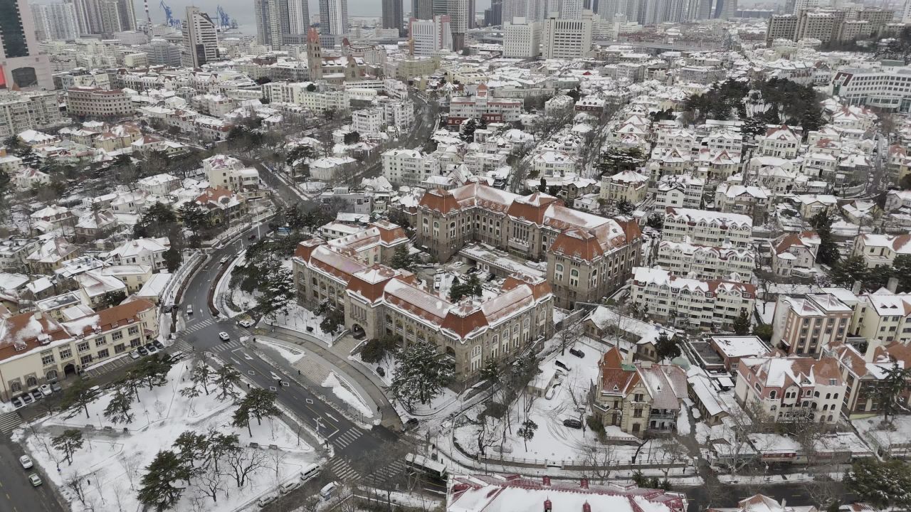 青岛老城区胶澳总督府海边雪景航拍 4