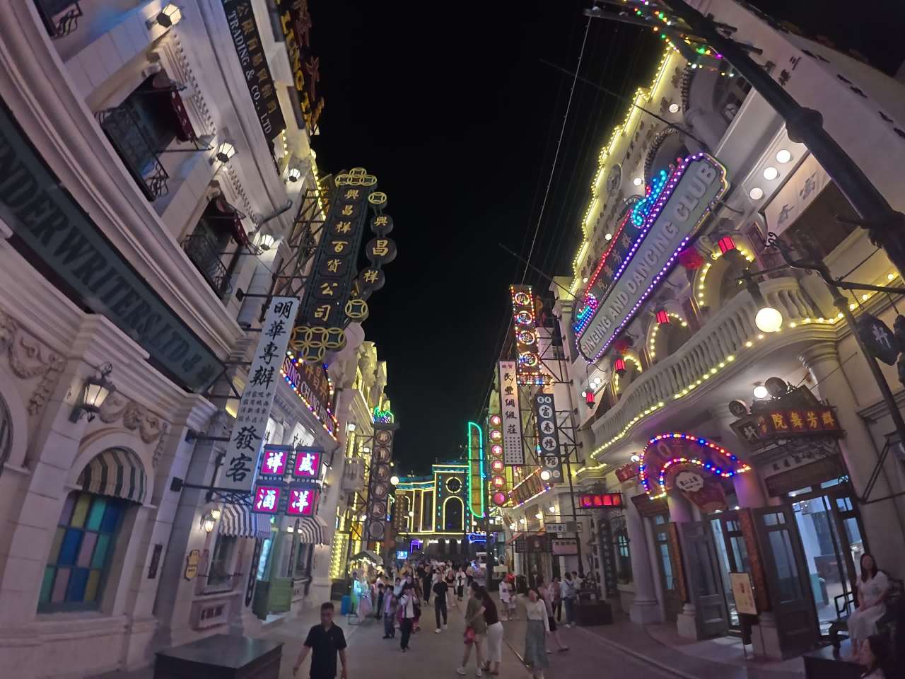 夜色中的繁华街景