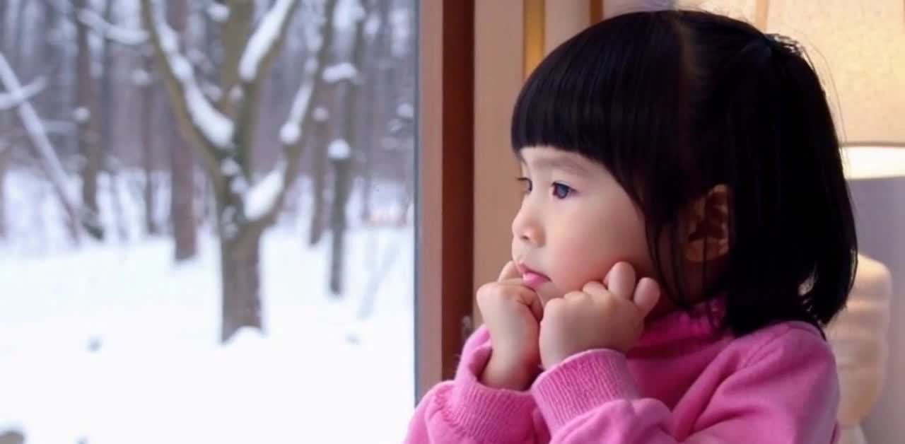 小女孩窗边观雪夜景沉思