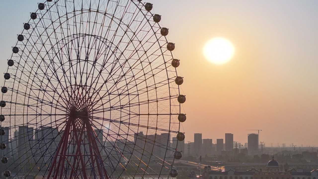 摩天轮与夕阳下的城市