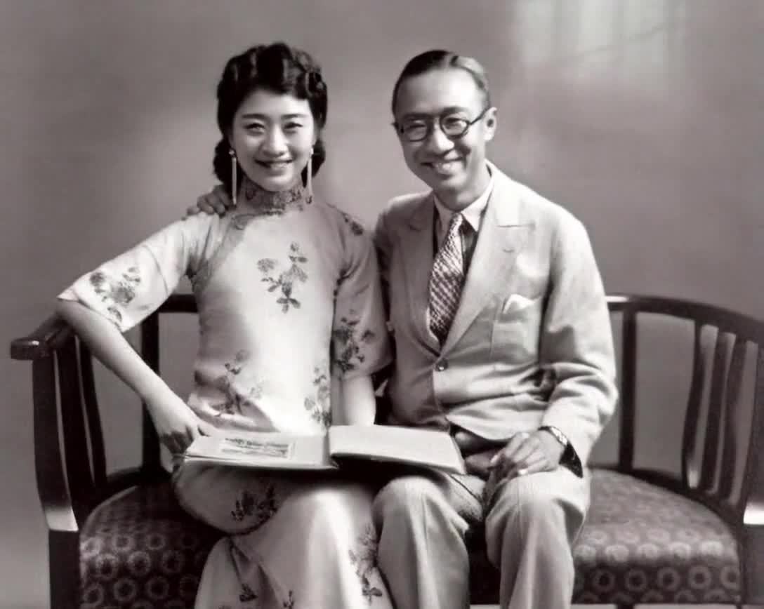 旗袍女子与西装男子阅书合影