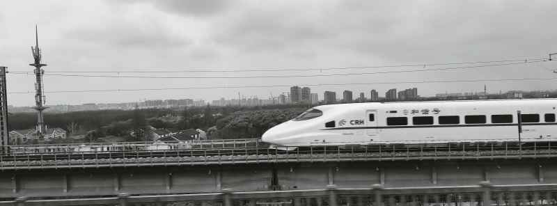 上海安亭附近高速飞驰的和谐号列车