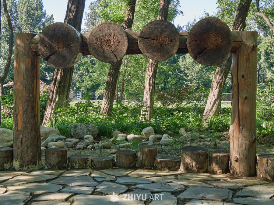 户外原木设施休闲区特写