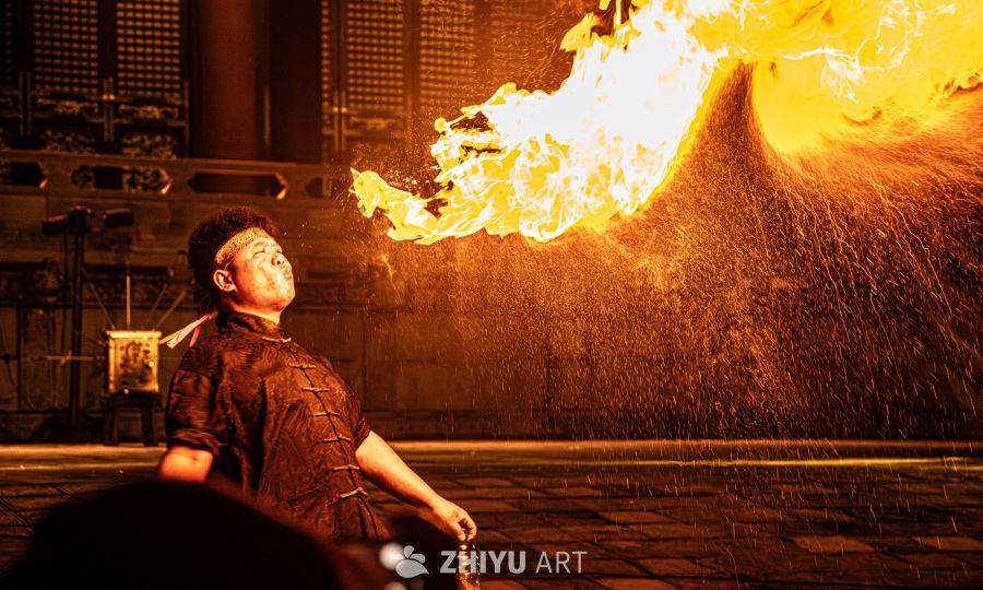 火舞表演：火焰与人的完美融合