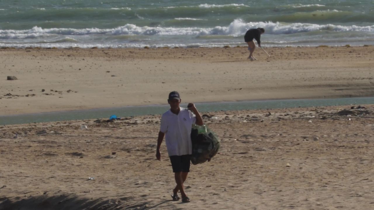 海边拾荒者