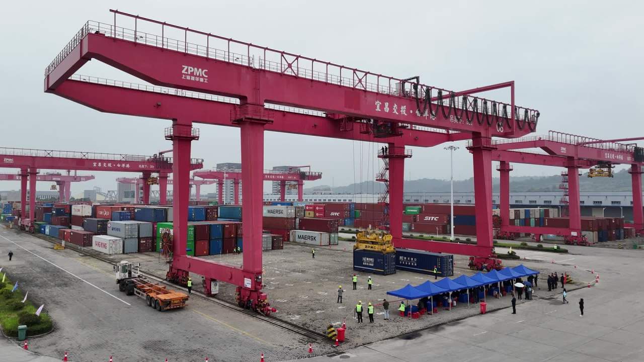 集装箱码头起重机作业场景