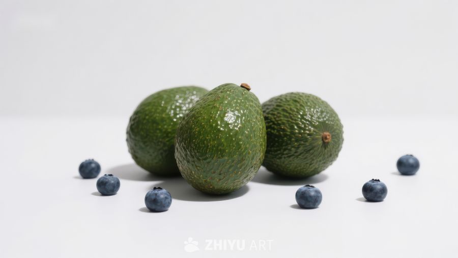牛油果与蓝莓的静物组合
