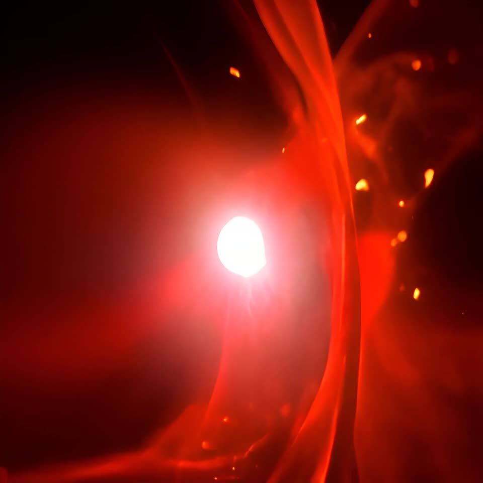 一个物体旋转并盘旋，产生相同颜色的火花和烟雾，直到