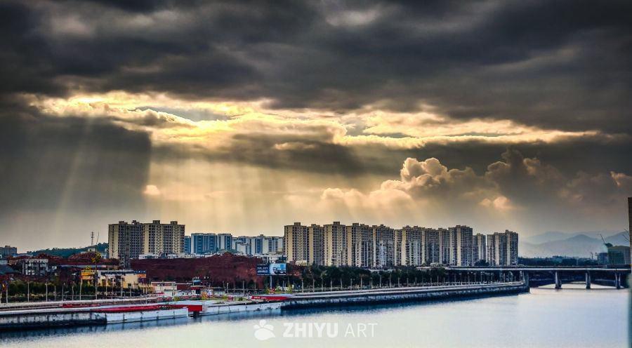 城市河畔的光影时刻