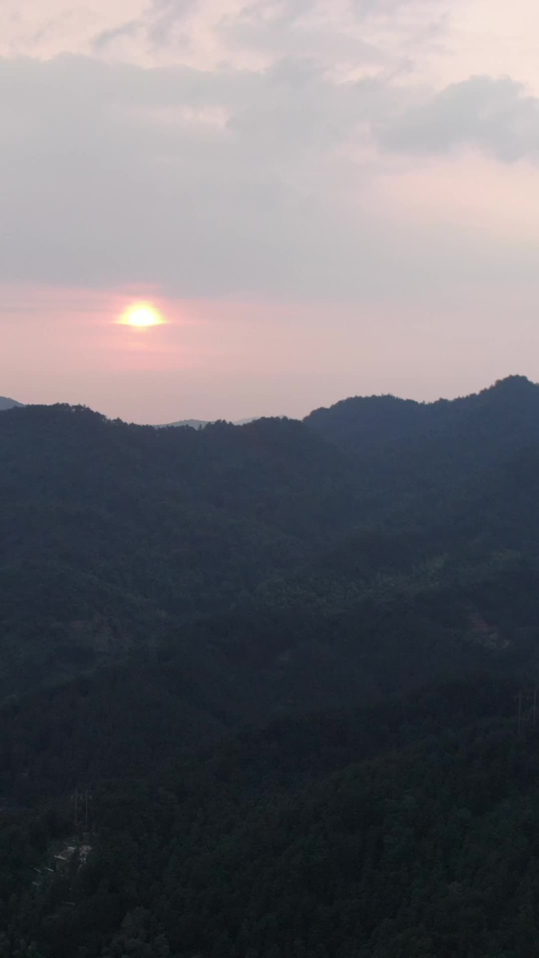 山间日落