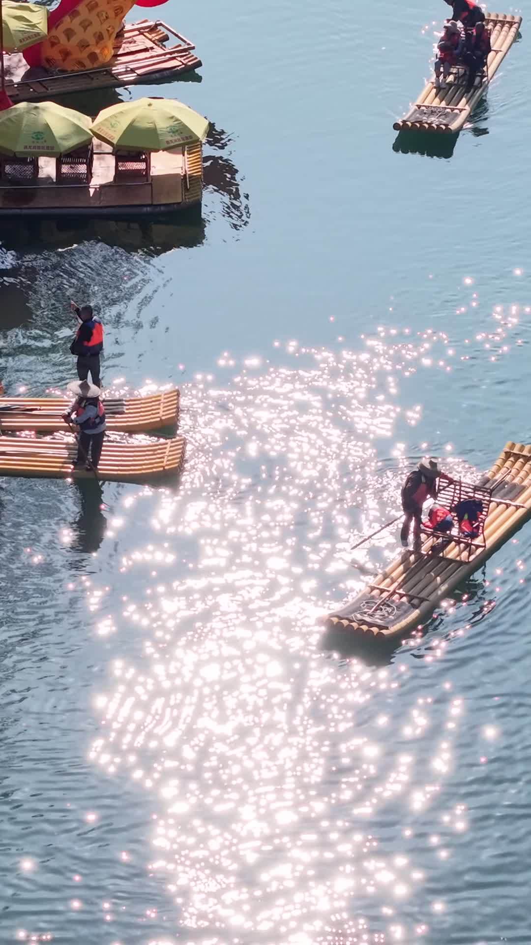 竹筏游湖，阳光闪烁