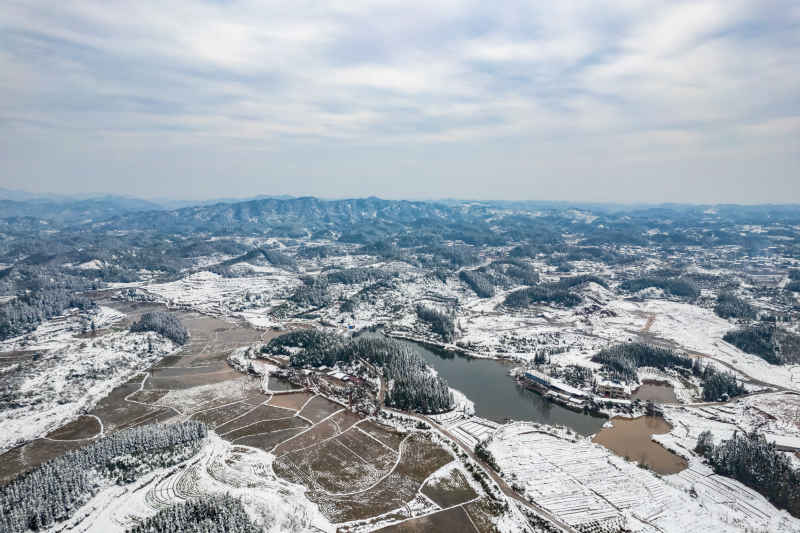 冬天丘陵山川农田美丽乡村雪景航拍图 