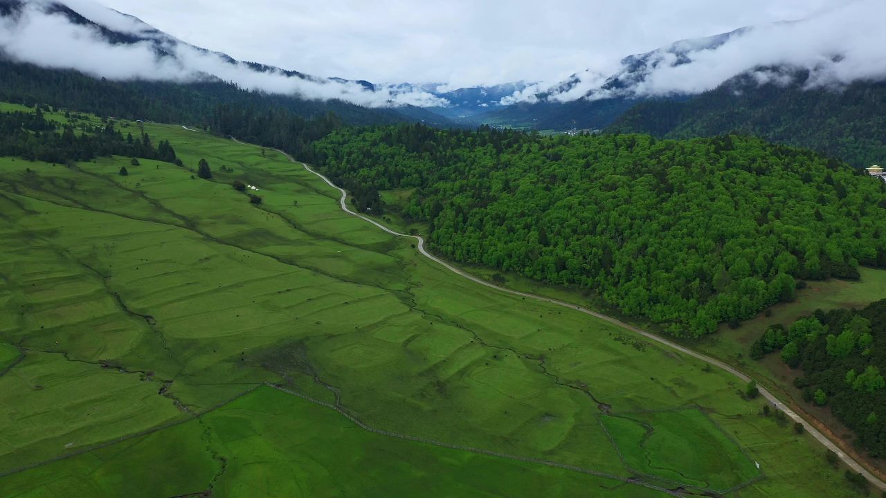 航拍雨后的鲁朗镇扎西岗村田园风光