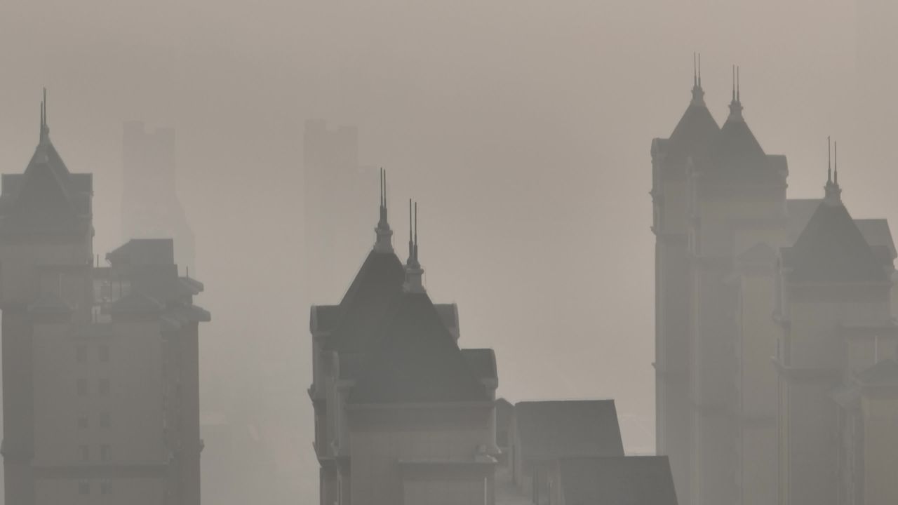 雾中城市剪影
