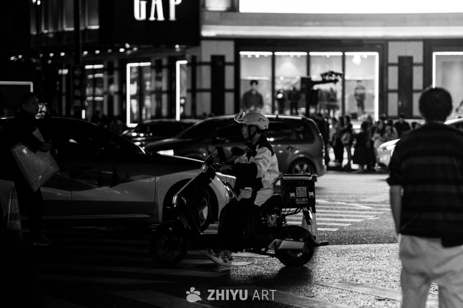 都市夜景：外卖员的夜晚