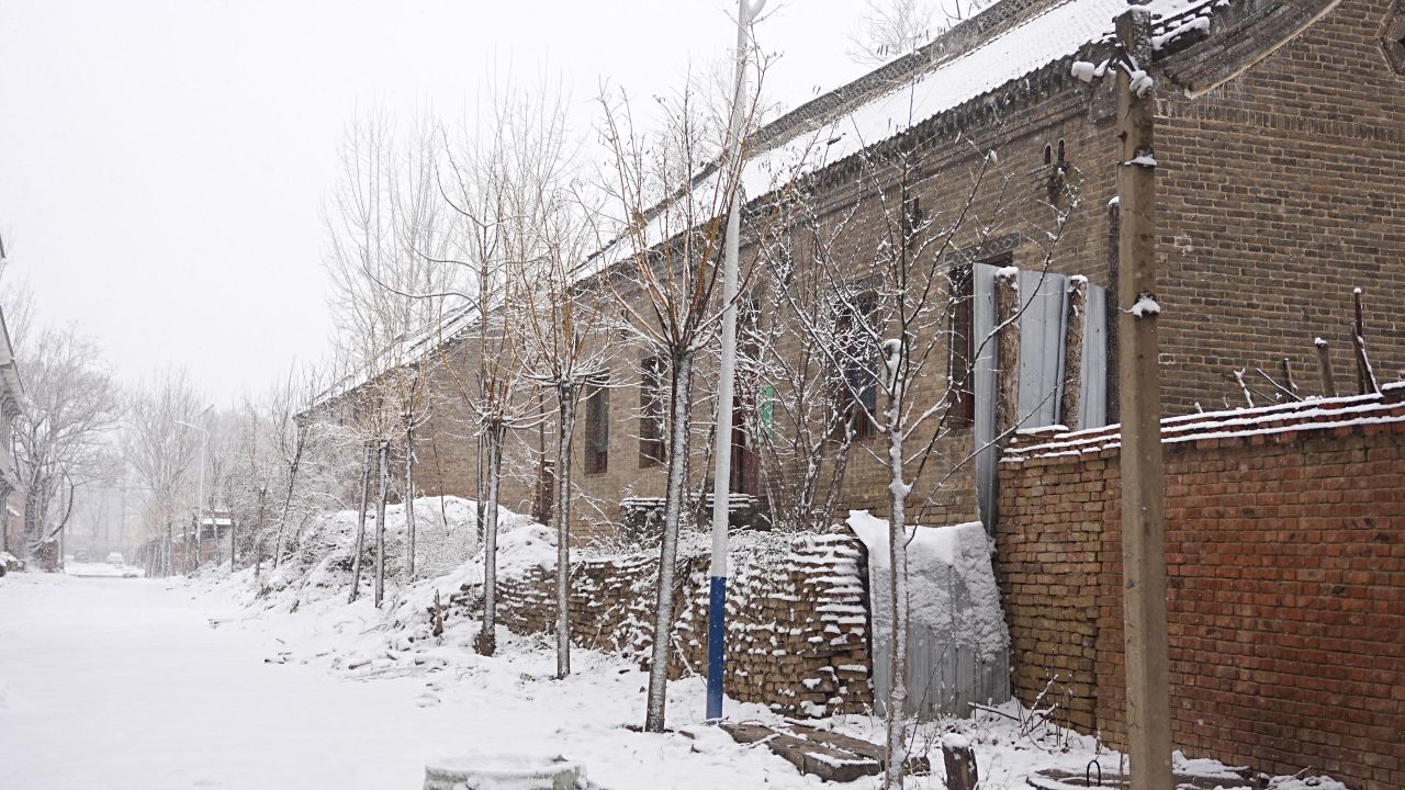 农村小屋下雪