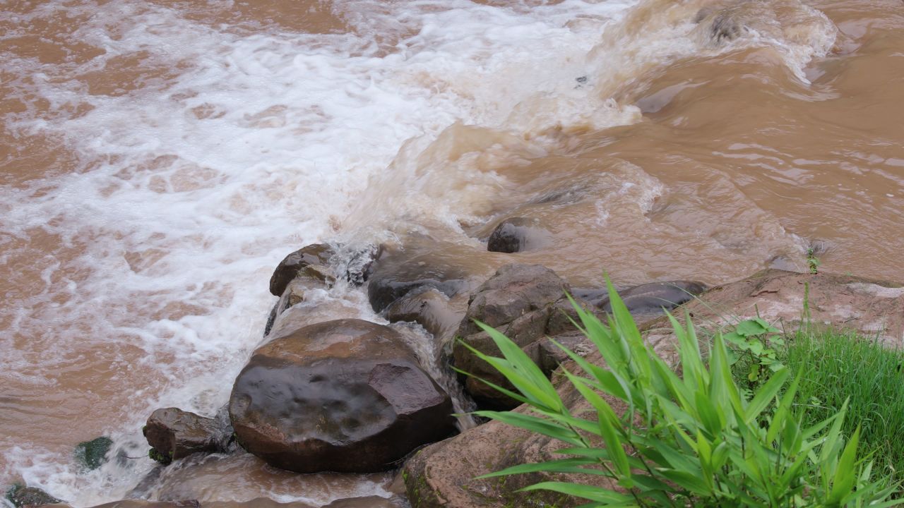 雨季湍急的河流