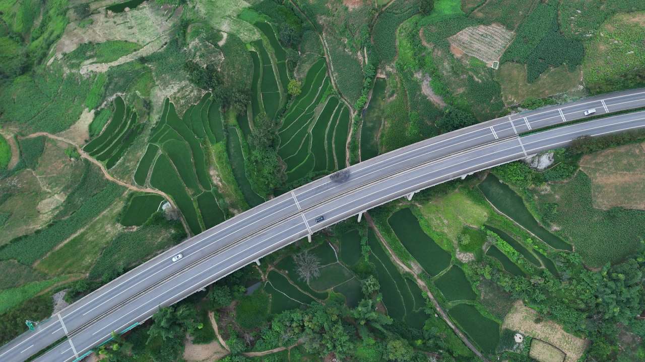 山间公路与梯田的和谐之美