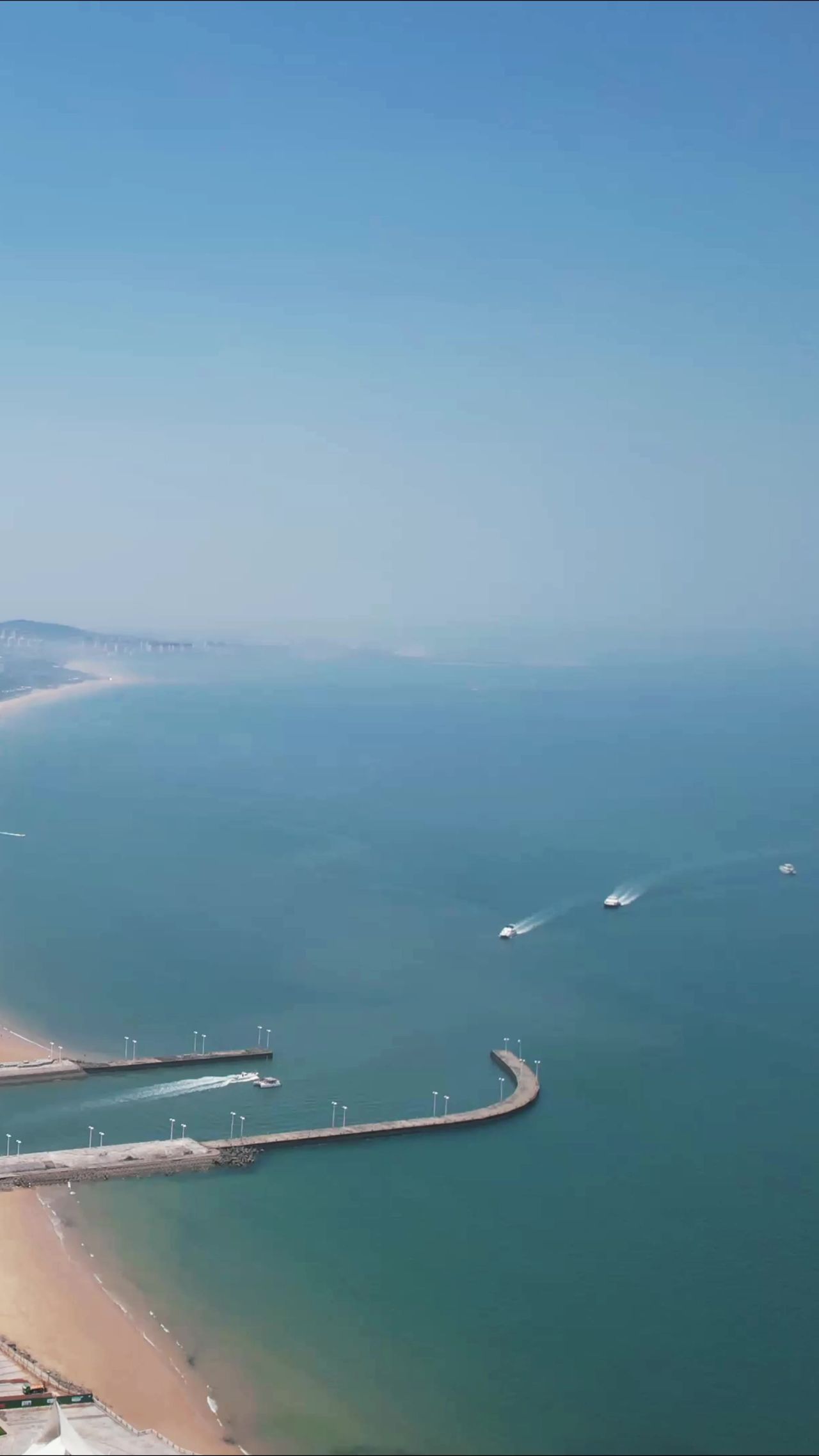 一望无际蓝色海洋大海竖屏航拍  