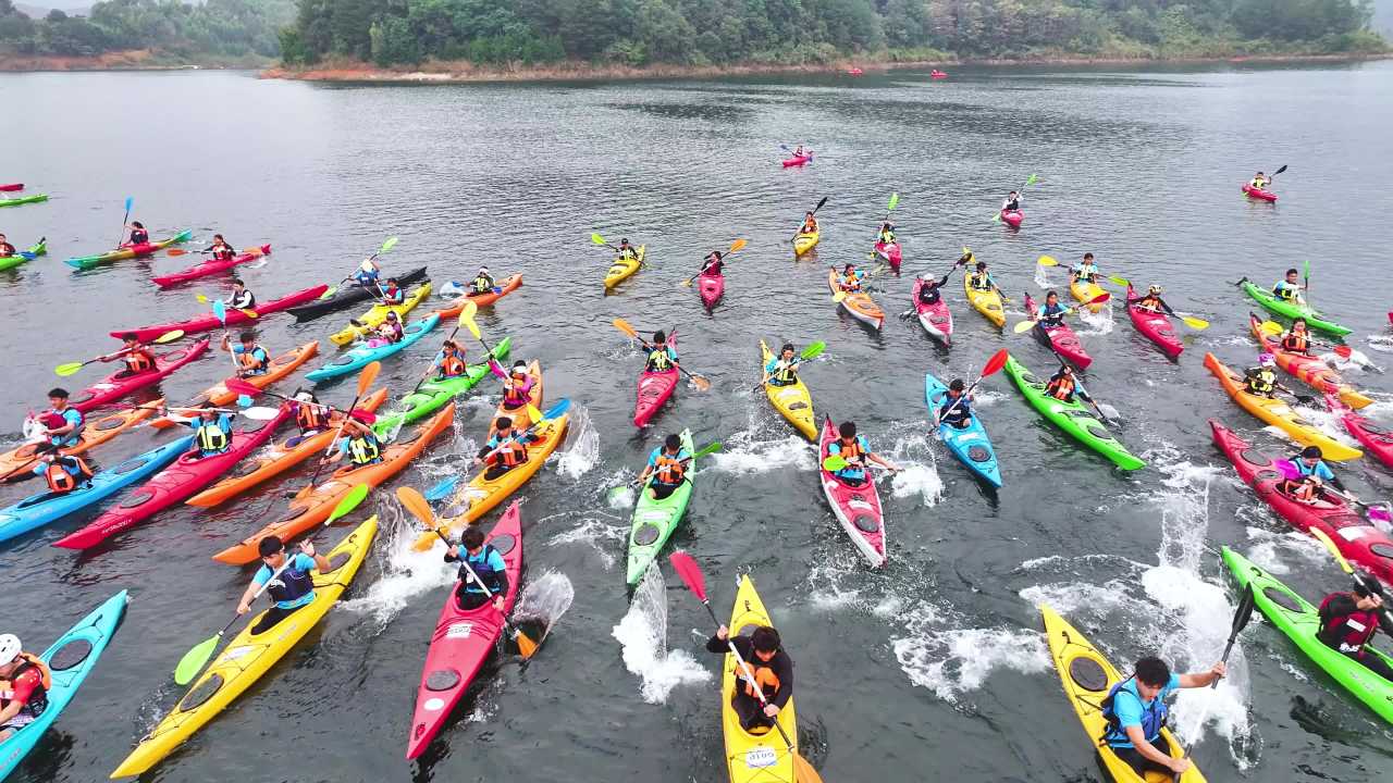 4k航拍皮划艇湖面竞速  激流勇进