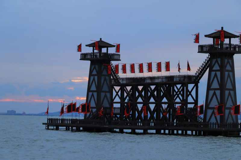 夜幕来临前的无锡三国城