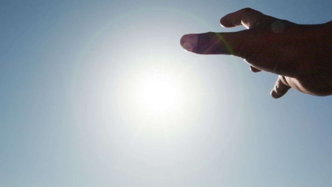 用手触摸太阳向往希望 1