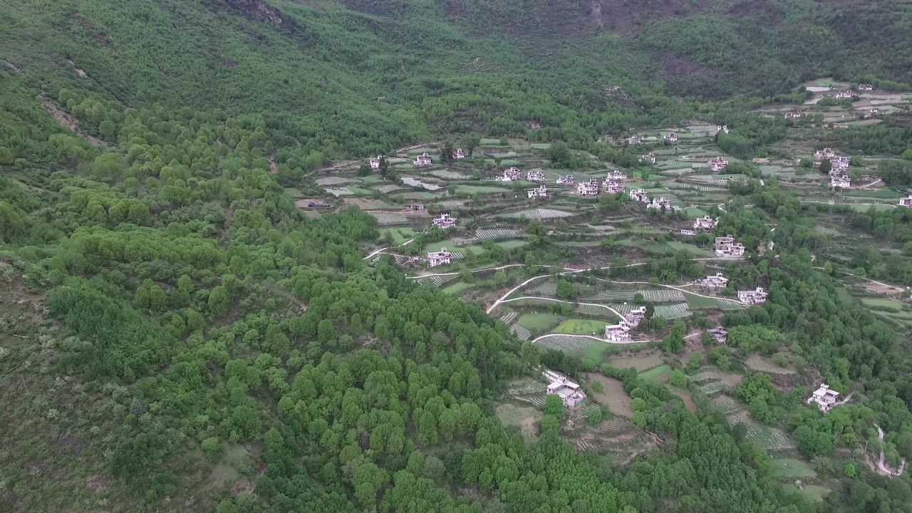 高山上的村落航拍