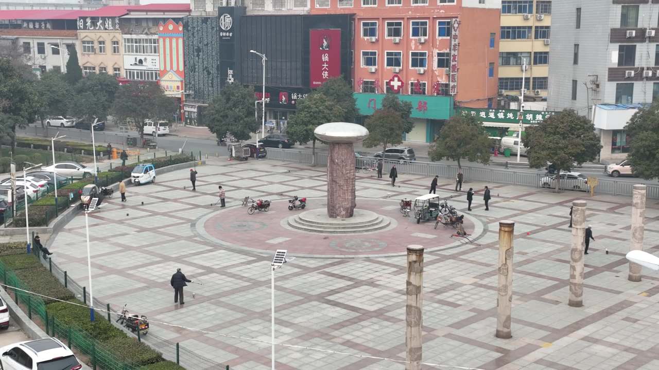 城市广场的悠闲时光