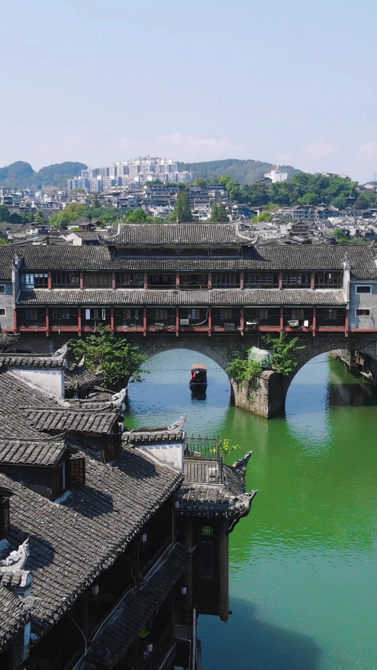  湖南凤凰古城沱江风景竖屏航拍