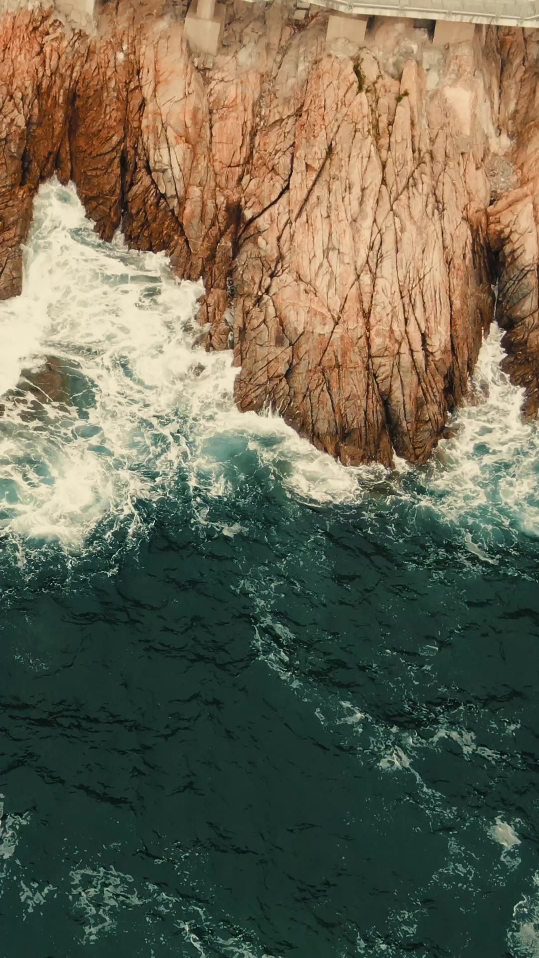 俯拍海浪拍打礁石竖屏