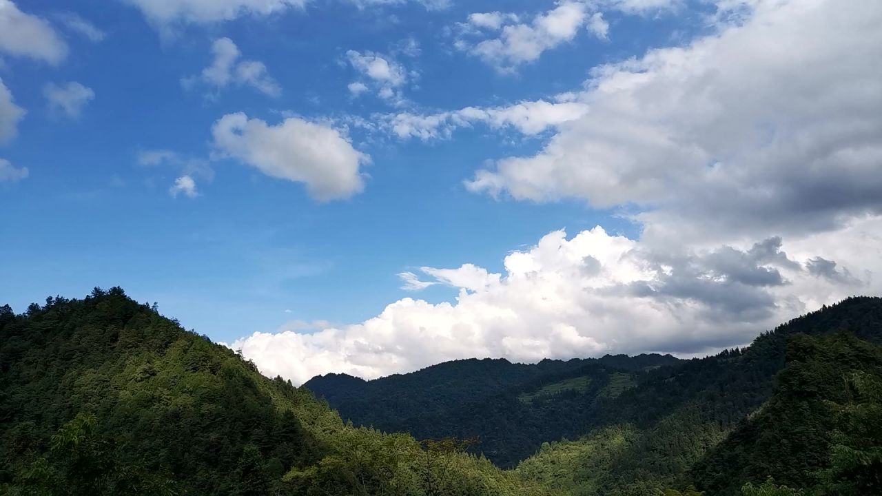山顶流转的云