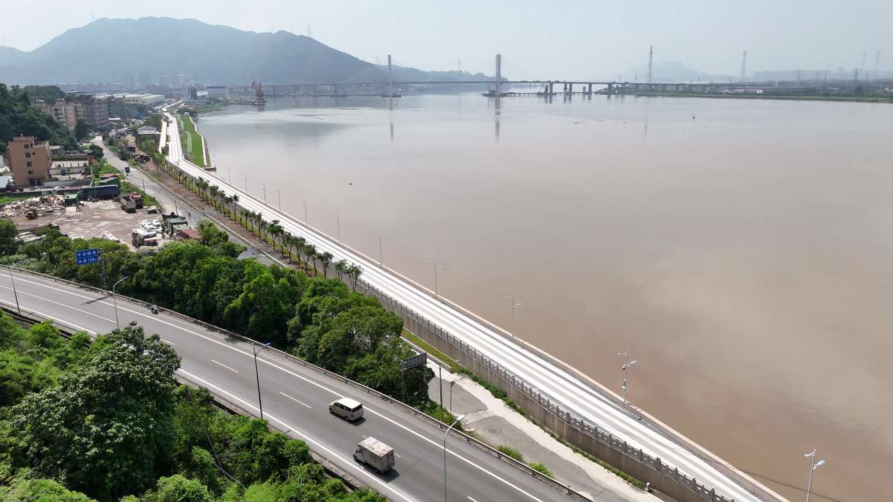 河流边的公路与桥梁