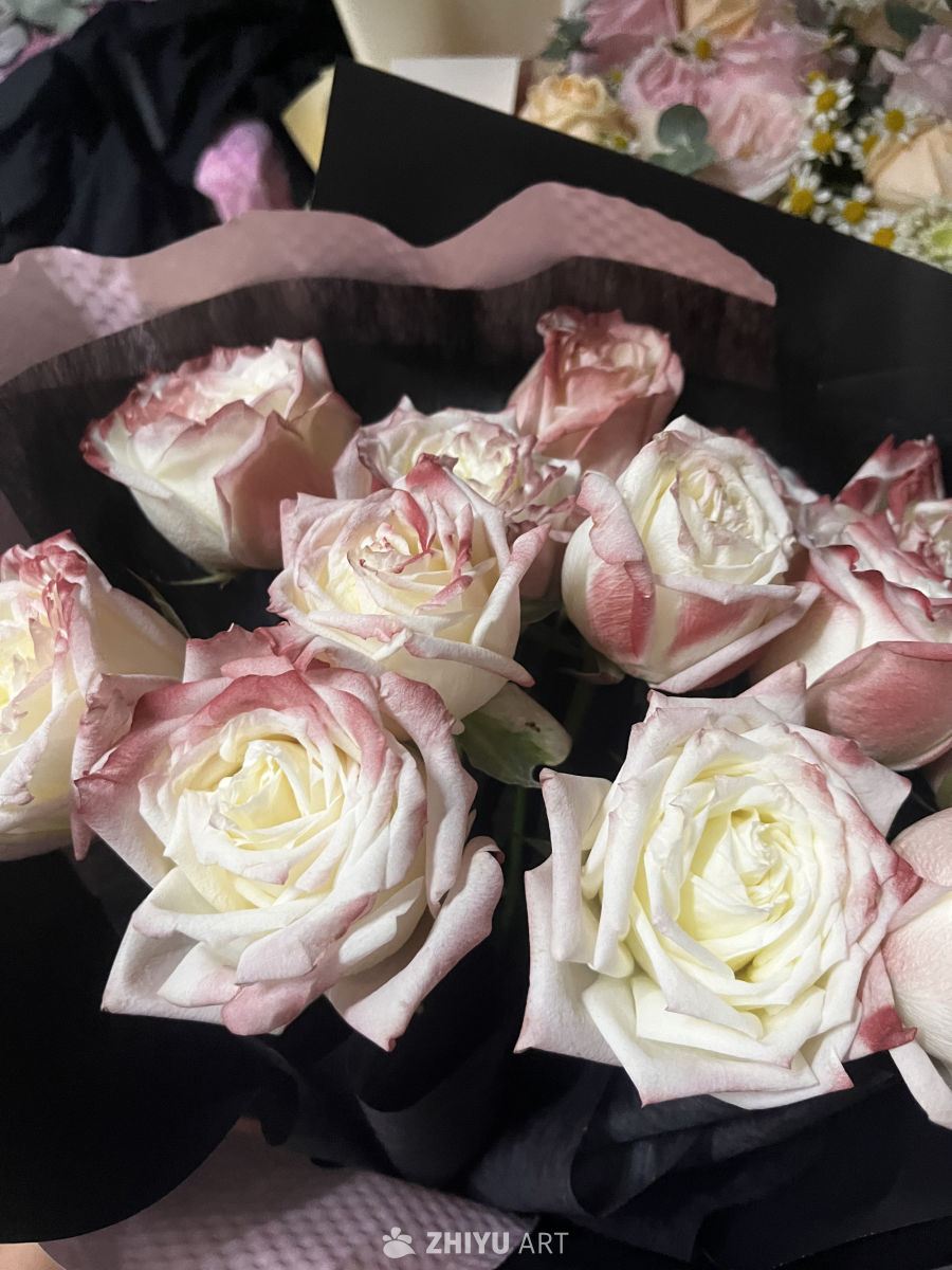 粉色与白色的浪漫花束
