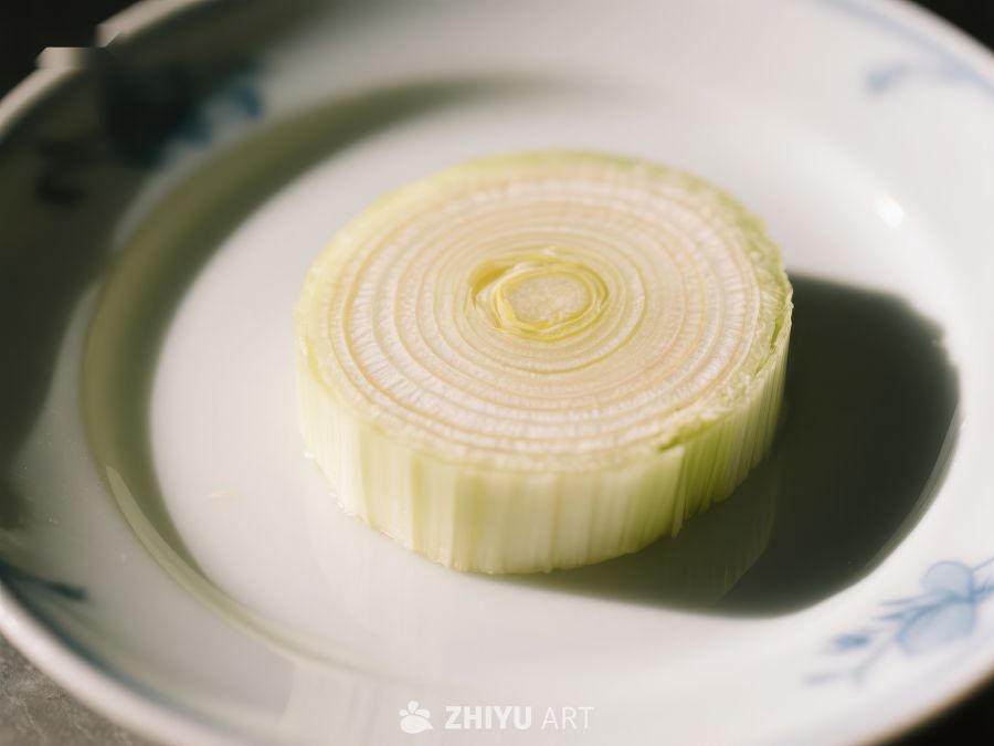 切片洋葱置于白色瓷盘中 301