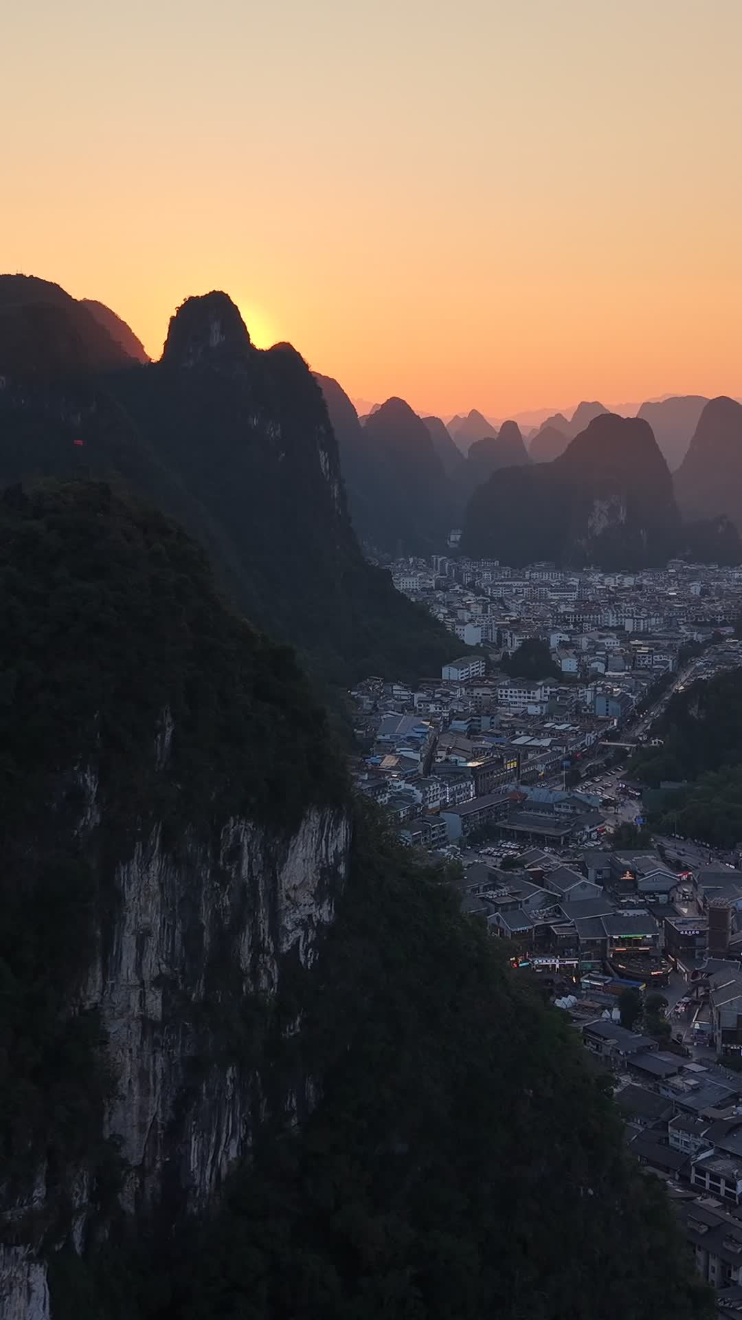 竖版航拍傍晚阳朔县城风光 