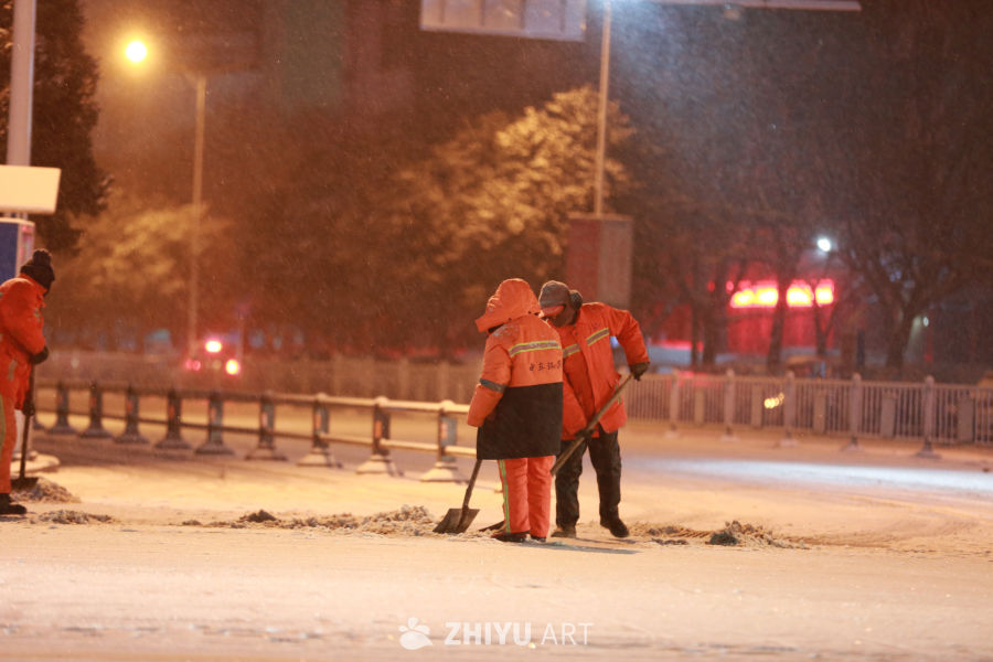 雪中坚守的城市清洁