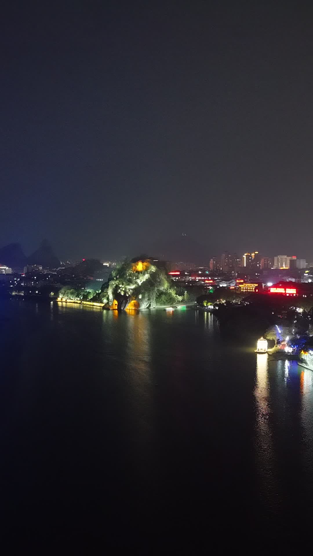 竖版航拍桂林漓江两岸夜景 (1)