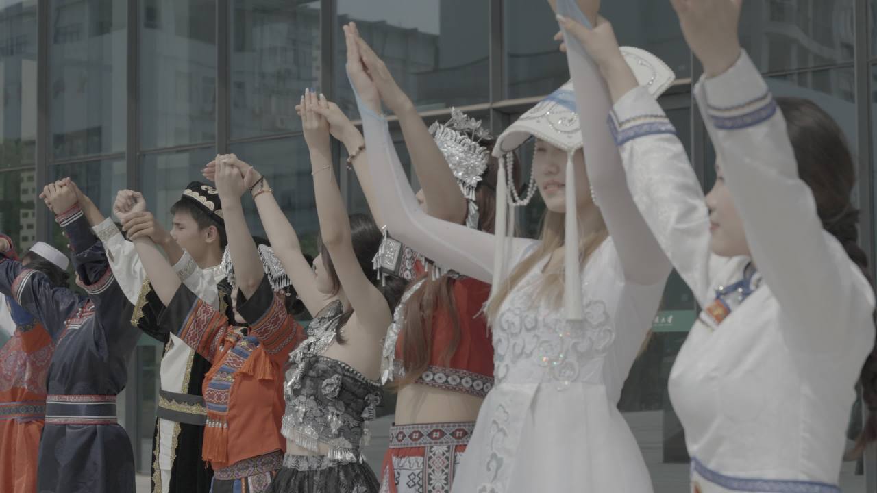 民族服饰舞动青春